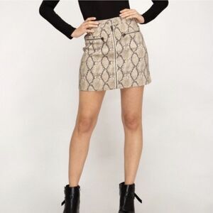 Boutique Brand She+Sky Vegan Leather Look Snakeskin Print Mini Skirt Size Large